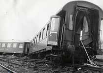 807621 Afbeelding van de ontspoorde trein DM 80670 (Hannover-Hoek van Holland) met Britse militaire verlofgangers te Woerden.
